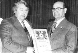 Verleihung der Urkunde zum Ehrenvorsitzenden an Hans Tendyck durch den damaligen Vorsitzenden Ludger Mensing
