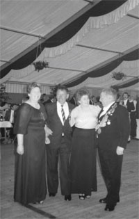 Das Jubelkönigspaar Willi und Hella Weyring mit dem amtierenden Königspaar des Jahres 1982
  Ludger und Irene Mensing
